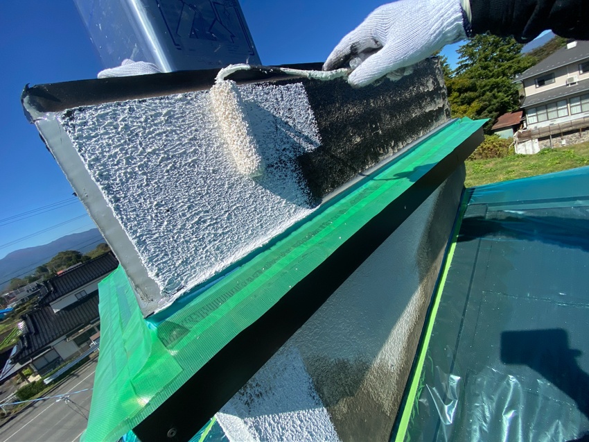 工程2-1 下塗りフィラーのマスチックローラー塗布