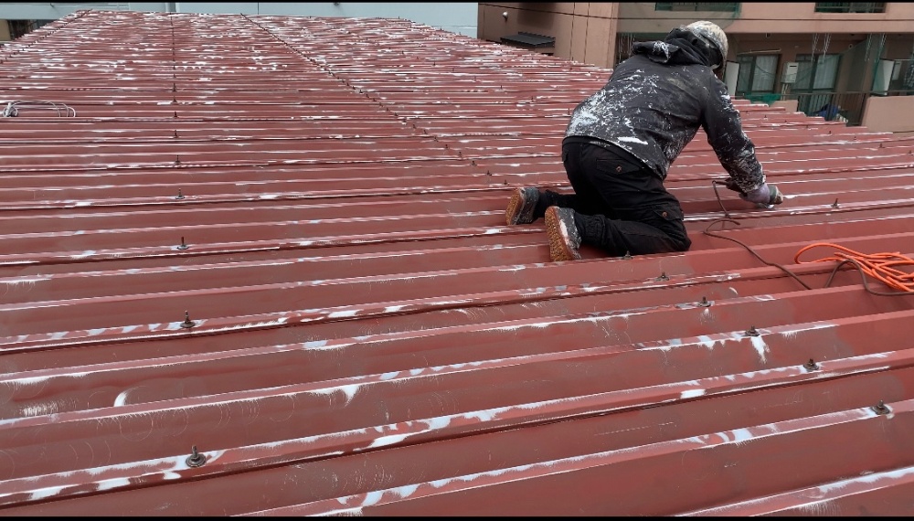 工程1-2 電動機械による折半屋根のケレン作業