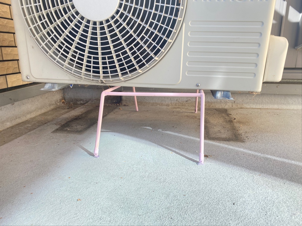 工程1-3 室外機下の手作業ケレン