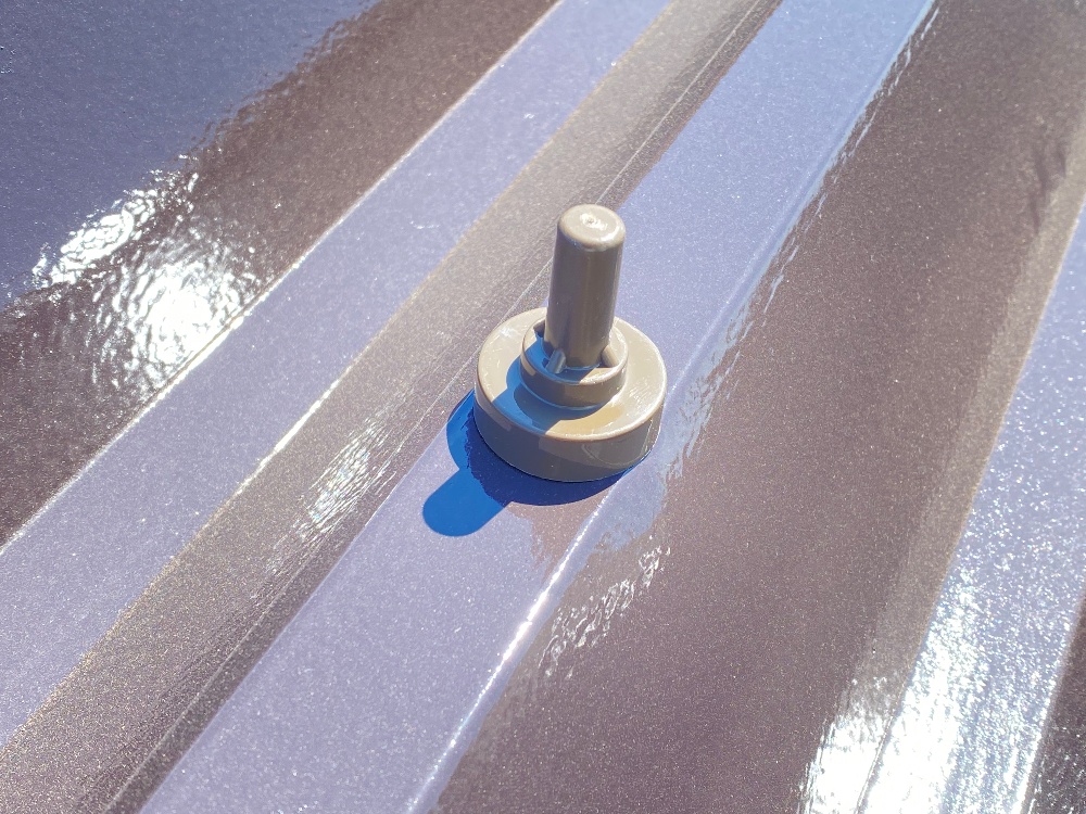 工程4-5 ボルトへの防水キャップ取付