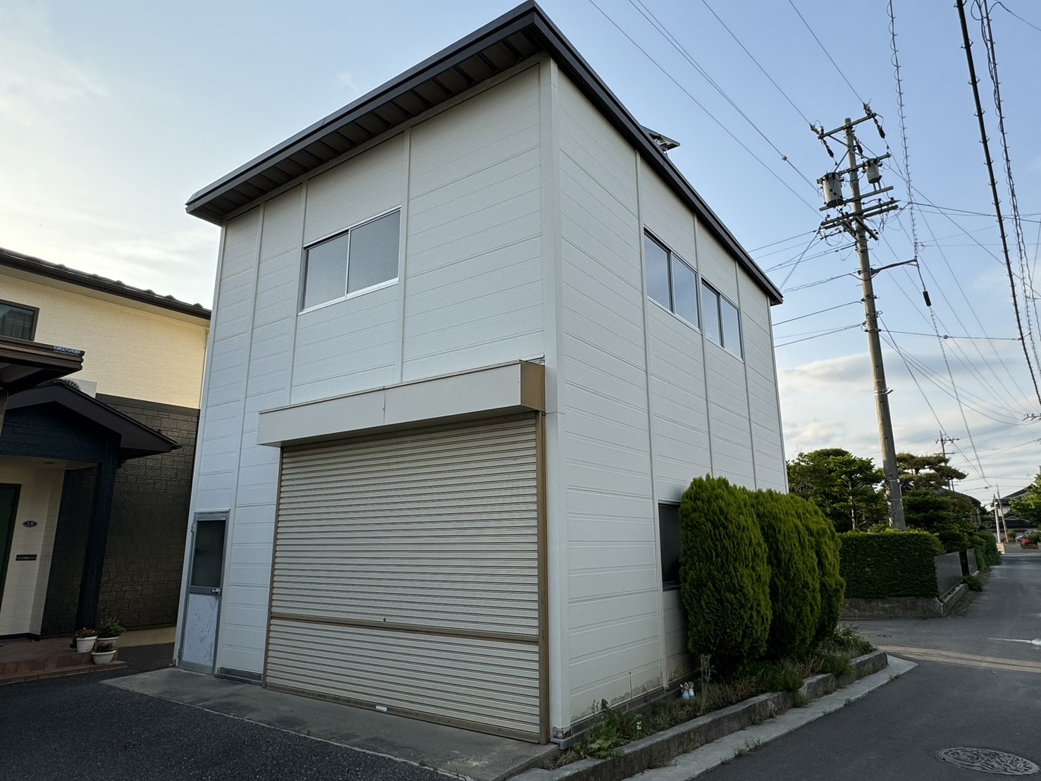 伊那市Y様邸 倉庫壁塗装工事 施工前の外壁チョーキング・錆の発生状況