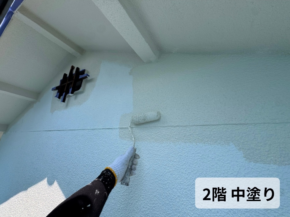 2階外壁中塗り作業1